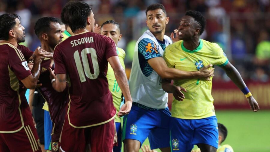 Venezuela Brasile partono gli irrigatori in campo. Match sospeso