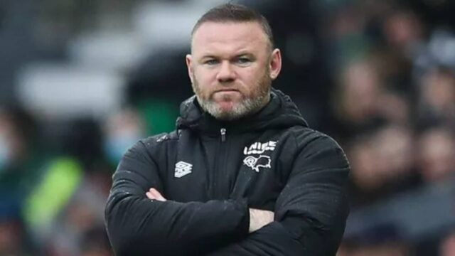 Wayne Rooney e la bottiglia contro il pubblico