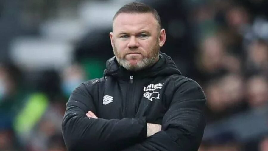 Wayne Rooney e la bottiglia contro il pubblico