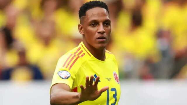 Yerri Mina aggredisce un cameraman