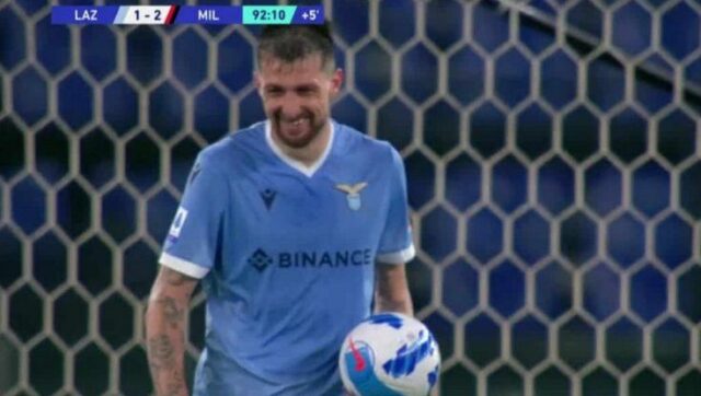 Acerbi ride dopo il gol del milan