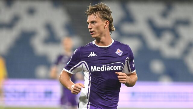 Albert gudmundsson fiorentina confernce league 2025 26 play off fiorentina polissya 3 2 azione action single shot conference league 2025 26 play off fiorentina polissya 3 2jpg