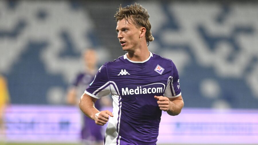 Albert gudmundsson fiorentina confernce league 2025 26 play off fiorentina polissya 3 2 azione action single shot conference league 2025 26 play off fiorentina polissya 3 2jpg