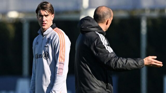 Allegri allenamento individuale a vlahovic