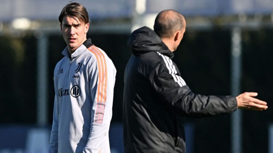 Allegri allenamento individuale a vlahovic