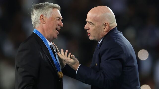 Ancelotti e infantino discutono