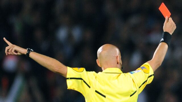 Arbitro cartellino rosso