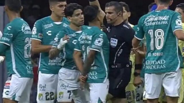 Arbitro messico ginocchiata