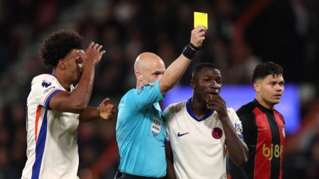 Arbitro taylor record ammoniti