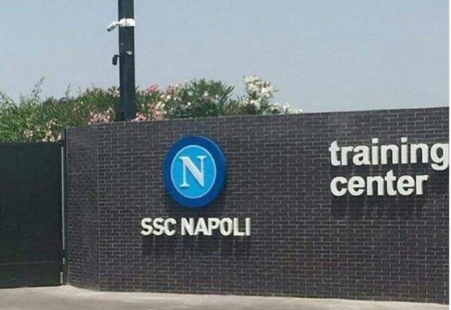 Auto sfonda cancelli di castel volturno