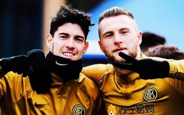 Bastoni e skriniar abbracciati con la maglia dell inter
