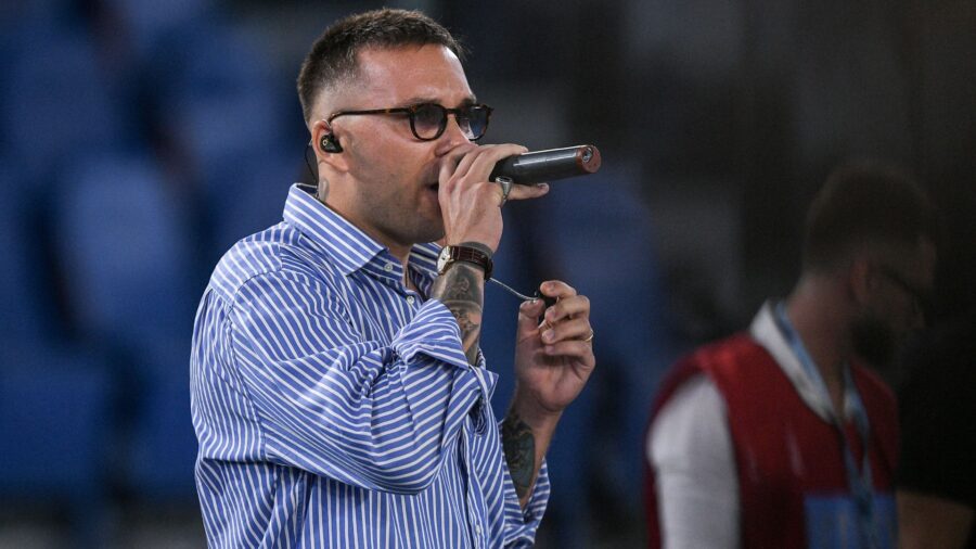 Briga canta allo stadio olimpico prima della partita della lazio