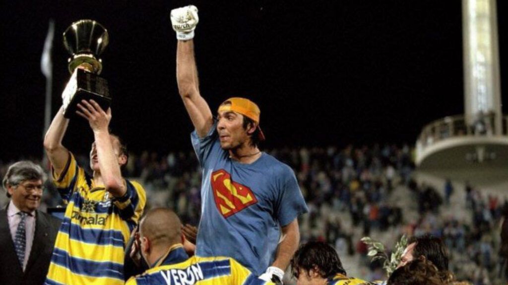 buffon-con-la-maglia-di-superman-1024x576