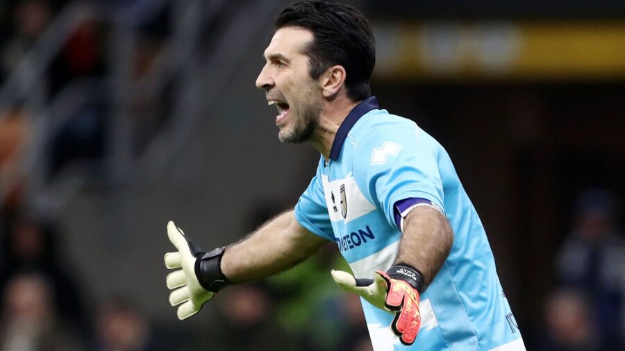 Buffon in porta per il parma a san siro