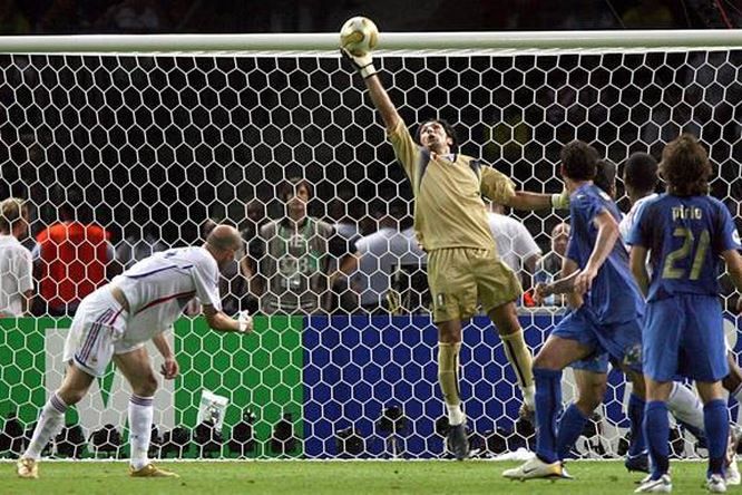 buffon-salva-sul-colpo-di-testa-di-zidane-nella-finale-dei-mondiali-2006-666x444