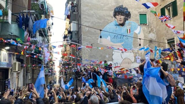 Camorra ferma i tifosi delleintracht che volevano deturpare il murales di maradona
