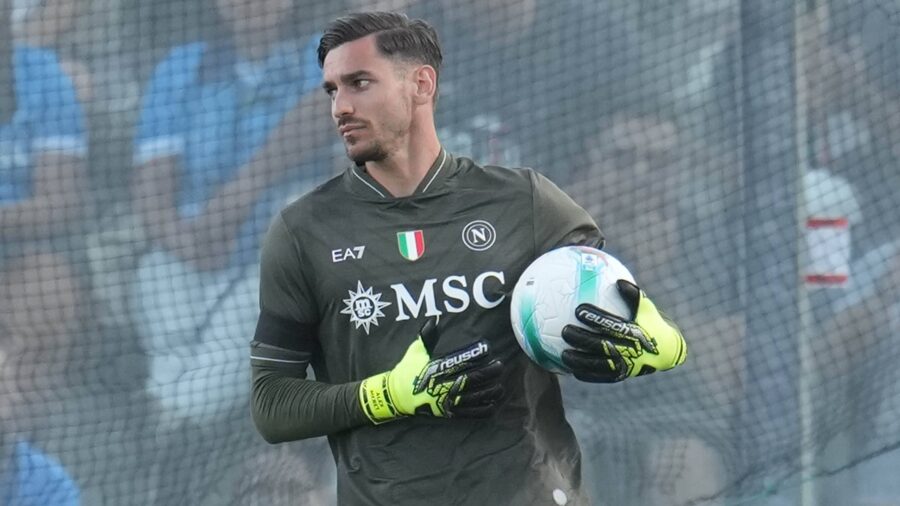 Castel di sangro italy alex meret of ssc napoli during the pre season friendly match between ssc napoli and girona in castel di sangro italy copyright xfotoagenziaxjpg