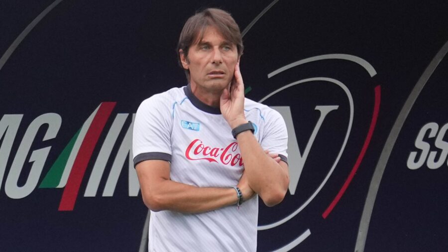 Castel di sangro italy antonio conte of ssc napoli during the pre season friendly match between ssc napoli and olympiacos in castel di sangro italy copyright xfotoagenziaxjpg