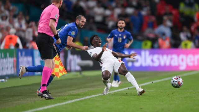 Chiellini che strattona saka