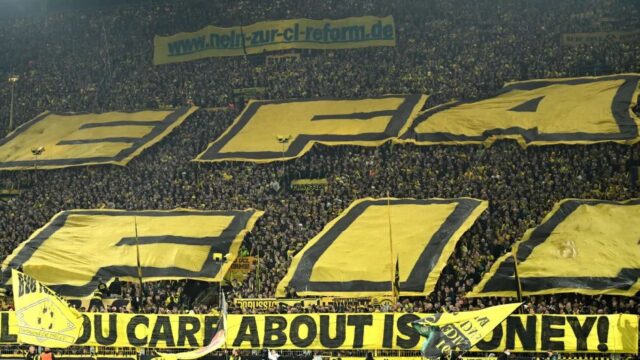 Coreografia borussia dortmund contro uefa