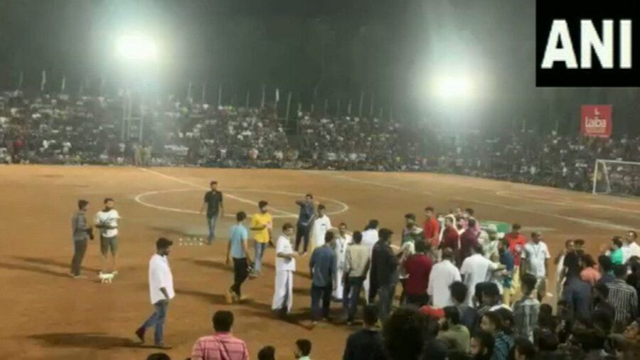 Crolla la tribuna india