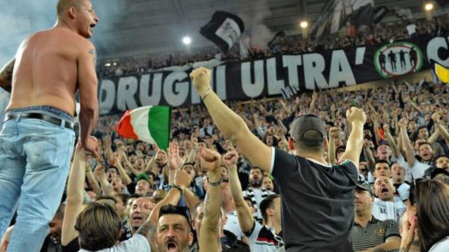 Curva sud offende tribuna della juve