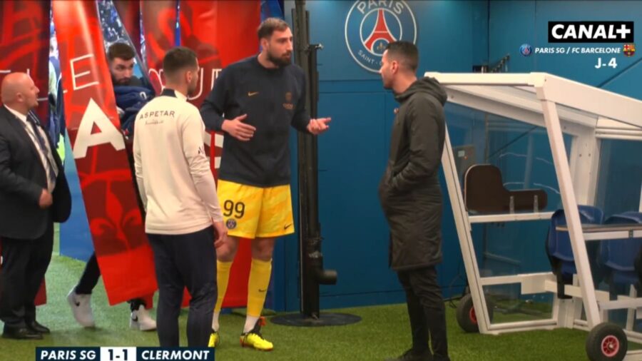 Donnarumma contro il quarto uomo