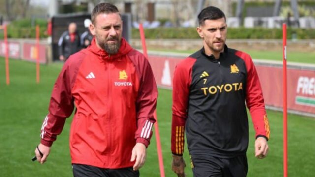 Duro confronto tra pellegrini mancini e la roma per de rossi