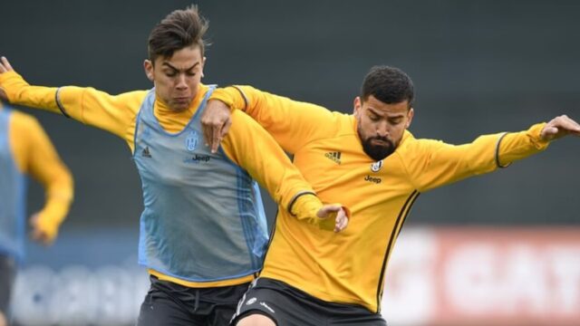 Dybala e rincon in allenamneto con la maglia della juventus