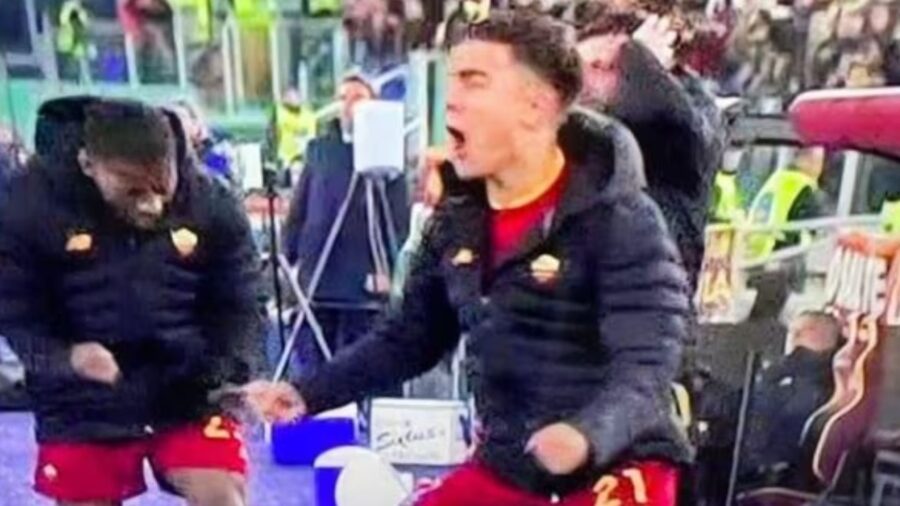 Dybala esulta alla vittoria della roma contro la juve