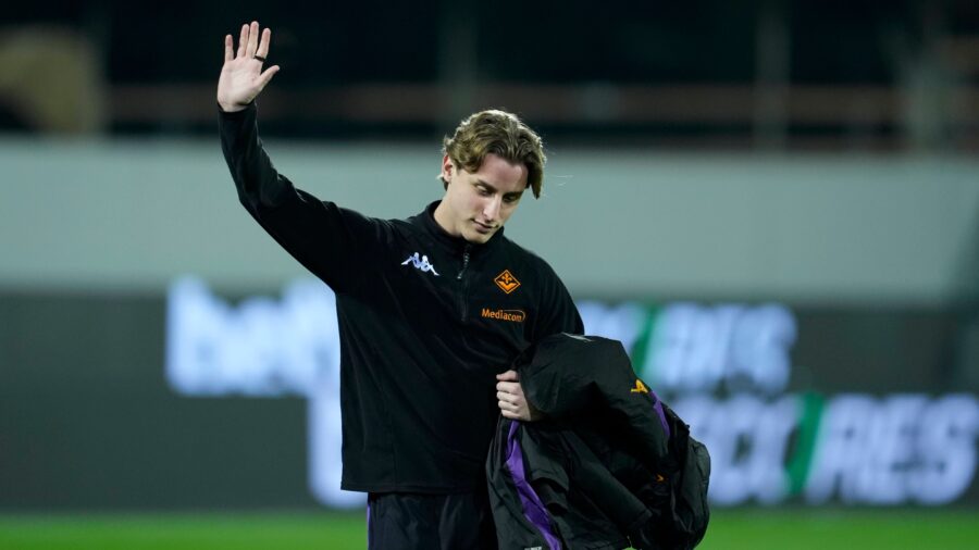 Edoardo bove acf fiorentina greets the supporters serie a acf fiorentina v fc internazionale artemio franchi stadium february 6 2025 florence italyjpg