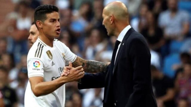 El entrenador del real madrid zinedine zidane saluda a james rodriguez tras la sustitucion del jugador colombiano en el partido de liga contra el valladolid efe archivo kiko huesca