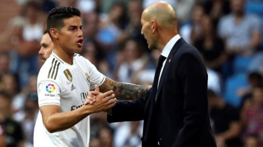 El entrenador del real madrid zinedine zidane saluda a james rodriguez tras la sustitucion del jugador colombiano en el partido de liga contra el valladolid efe archivo kiko huesca