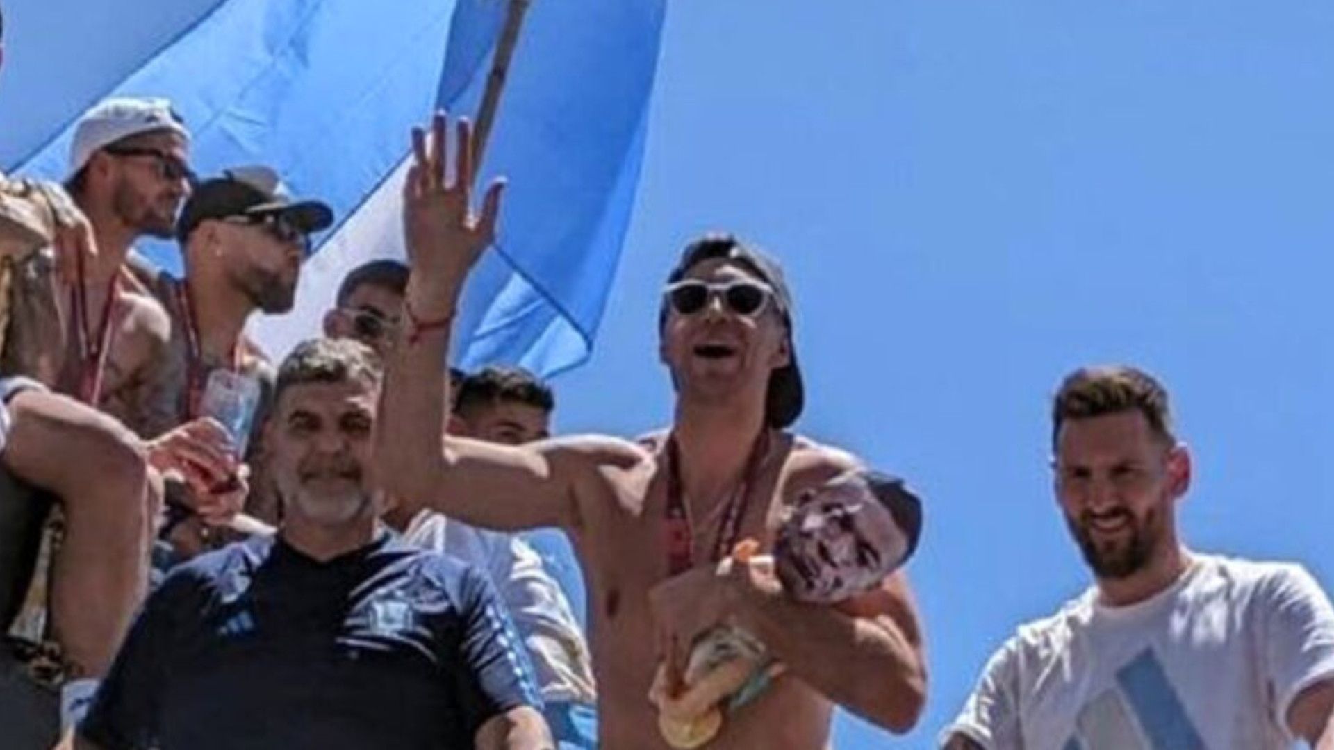 emiliano-martinez-col-bambolotto-di-mbappe