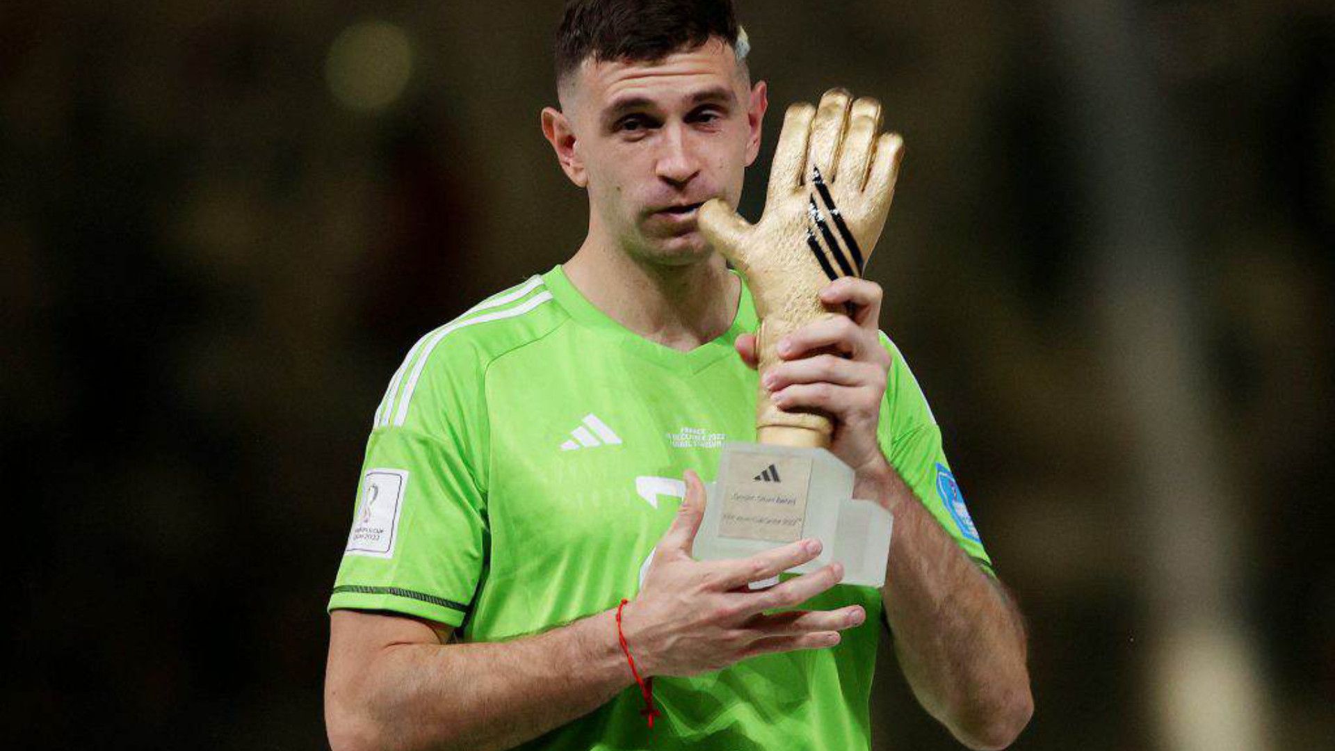 emiliano-martinez-e-il-braccialetto-al-polso-1