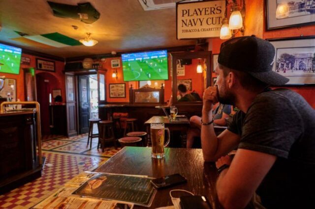 Fans in pubs risk missing the end of premier league 758x504