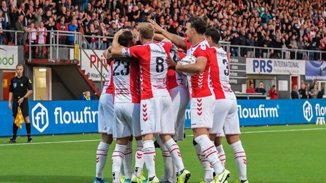 Fc emmen viert de tweede goal tegen sc heerenveen rechten vi images gerrit van keulen