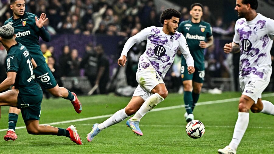 Football toulouse vs lens 33eme journee de ligue 1 mcdonald s toulouse 10 05 2025 zakaria aboukhlal tfc vs anass zaroury rcl toulouse copyright xthierryxbretonxjpg