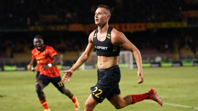 Francesco camarda mostra la pettorina k sport dopo il gol in lecce bolognajpg
