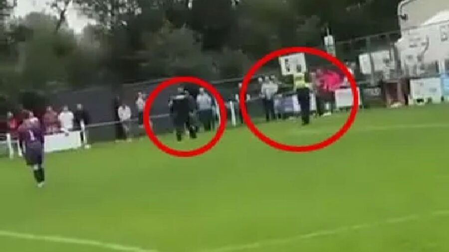 Galles attaccante arrestato in campo