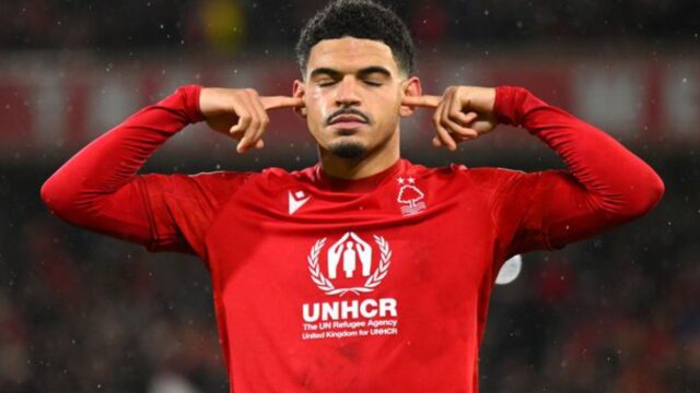 Gibbs white esulta tappandosi le orecchie
