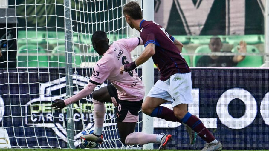 Gomes salva la palla di tacco sulla linea in palermo reggiana