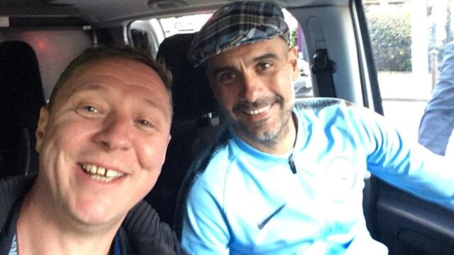 Guardiola si fa accompagnare da un tifoso