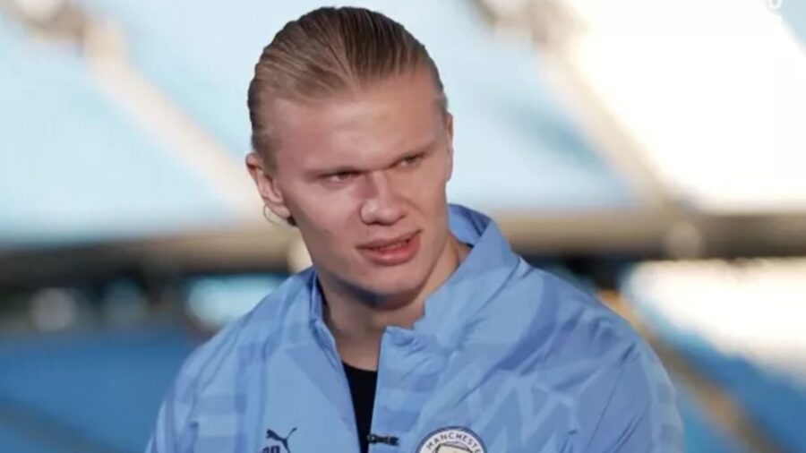 Haaland non firma autografi ai bambini