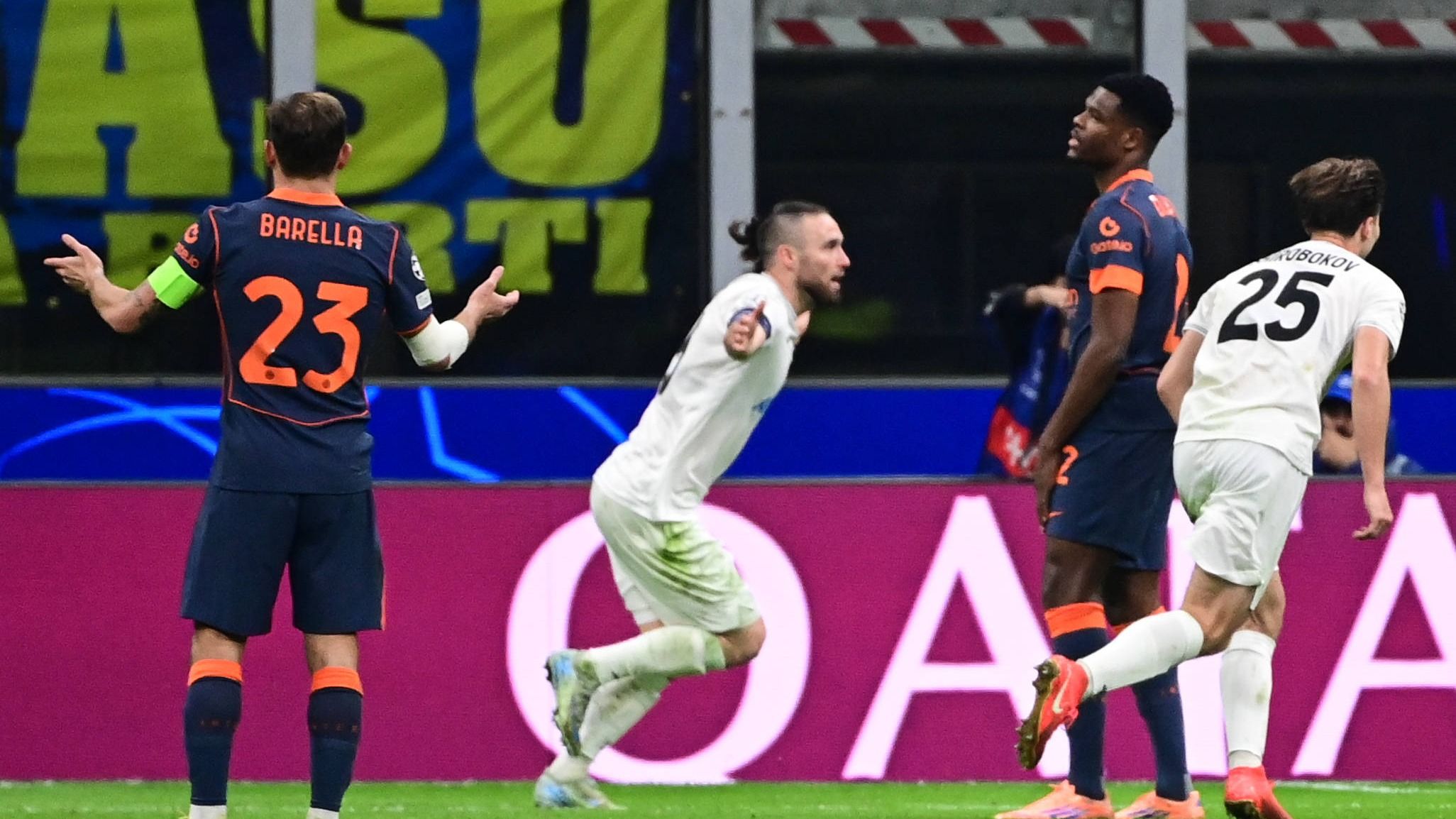 il difensore del Kairat Almaty Arad esulta dopo il gol all'Inter.jpg