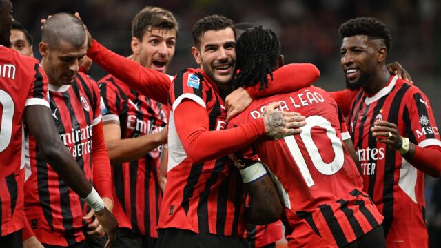 Il milan esulta dopo il gol di leao
