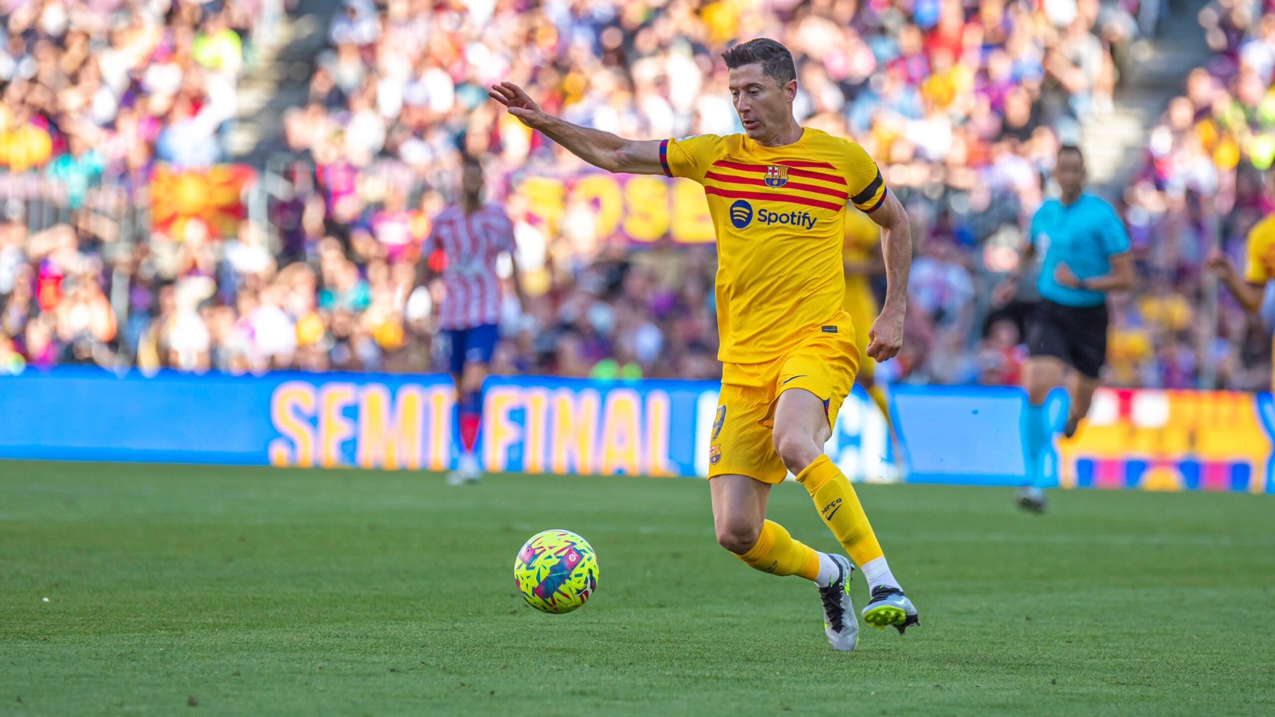 Robert Lewandowski con la maglia del Barcellona nella stagione 2022-23, la prima in blaugrana