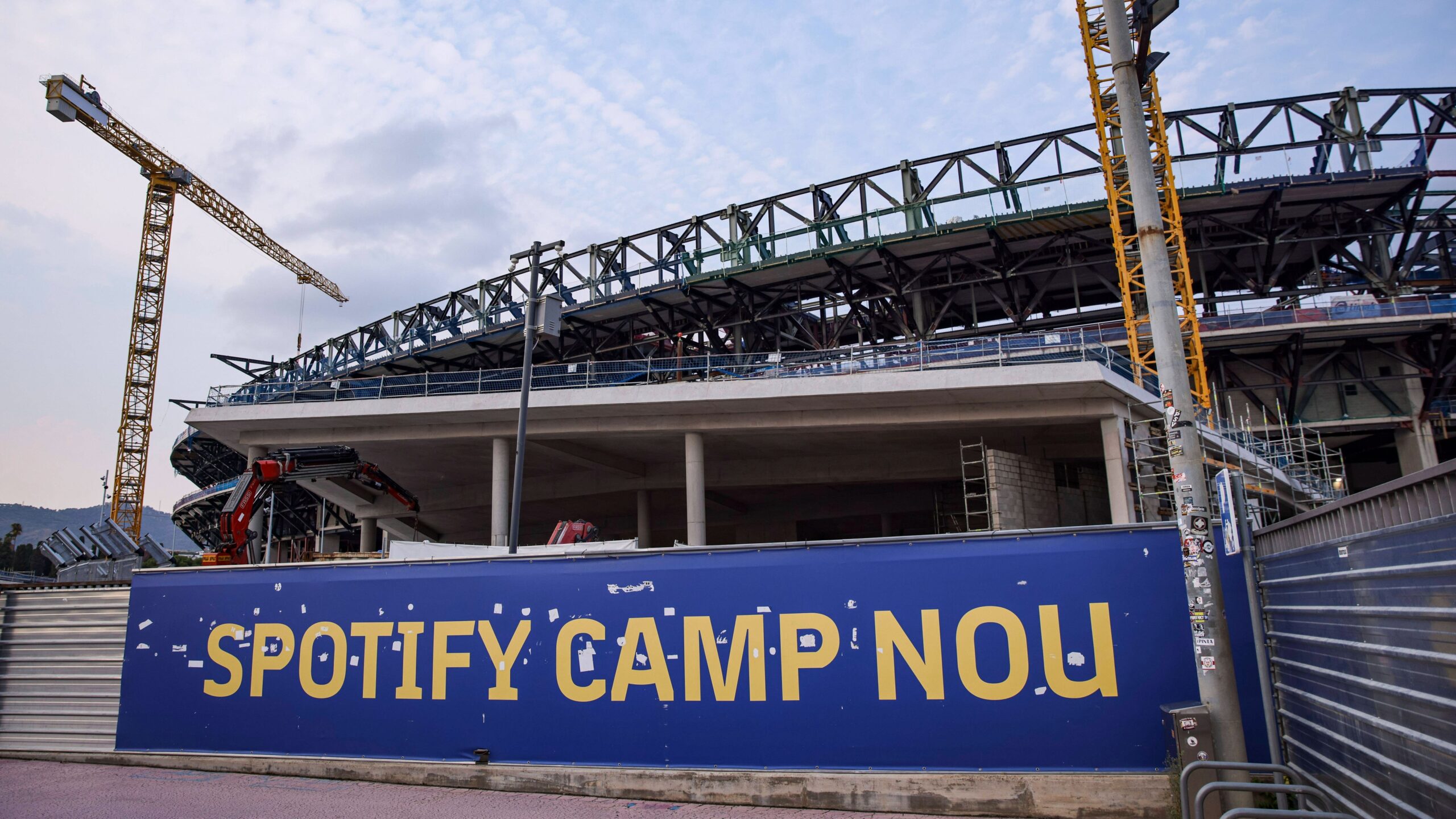 Gru al lavoro al Camp Nou