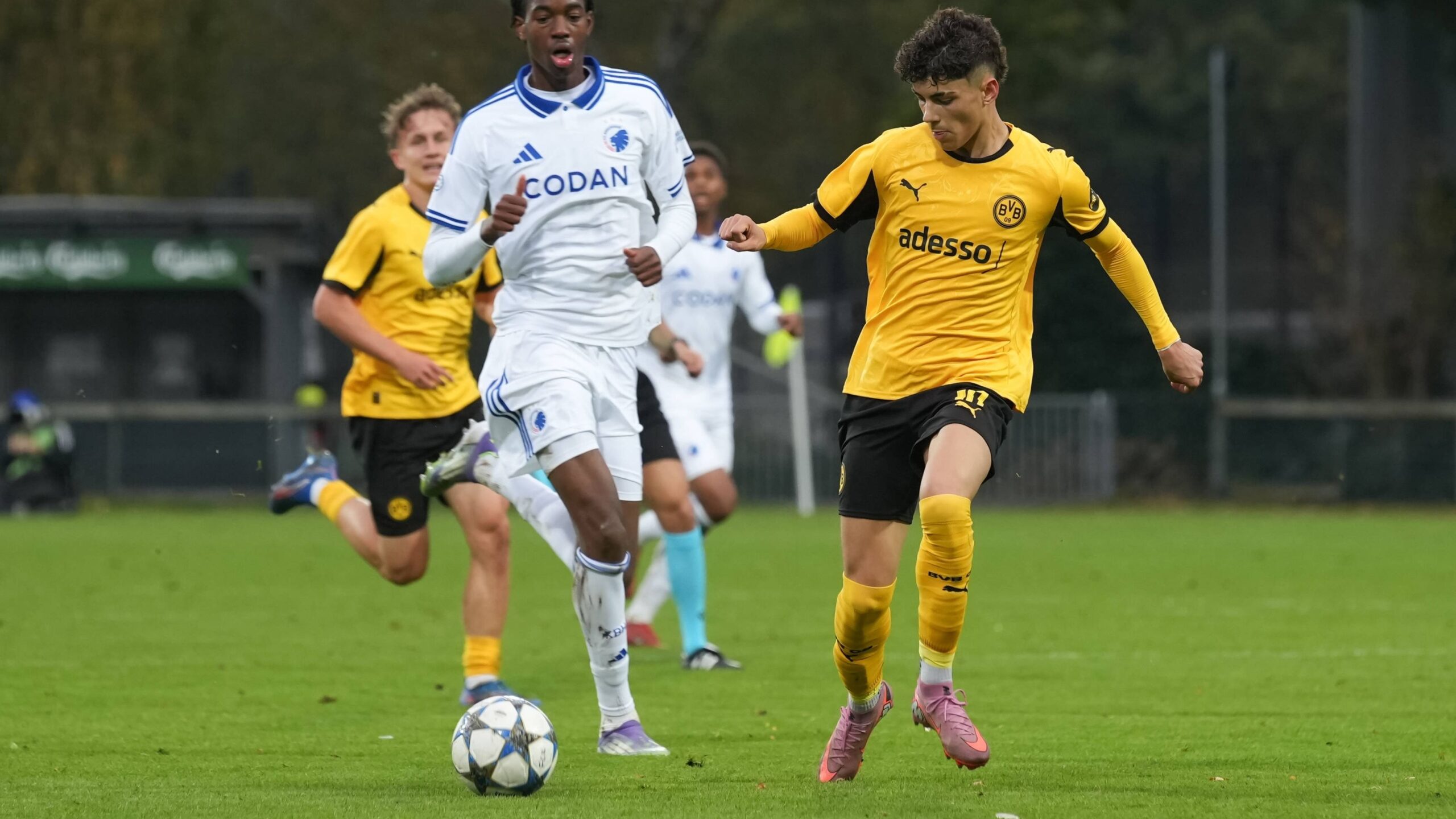 Samuele Inacio con la maglia del Borussia Dortmund