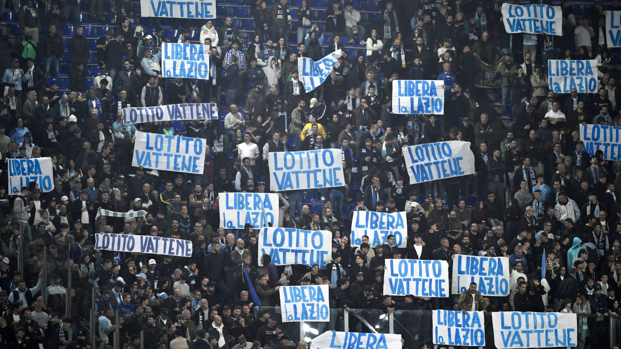 Tifosi della Lazio contestano Lotito